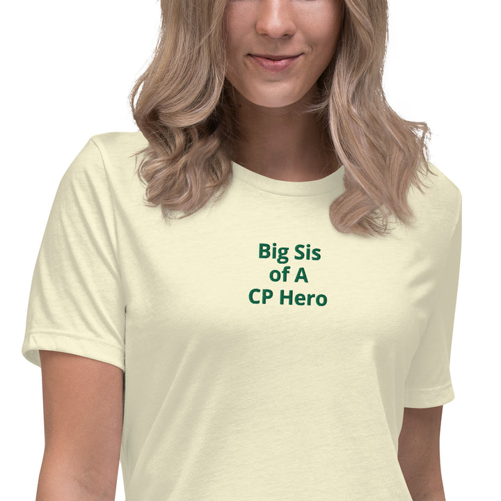 Entspanntes Damen-T-Shirt „Big Sis of A CP Hero“.