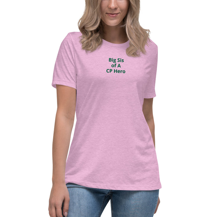 Entspanntes Damen-T-Shirt „Big Sis of A CP Hero“.