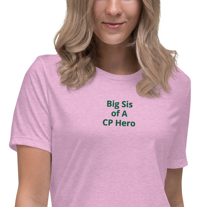 Entspanntes Damen-T-Shirt „Big Sis of A CP Hero“.