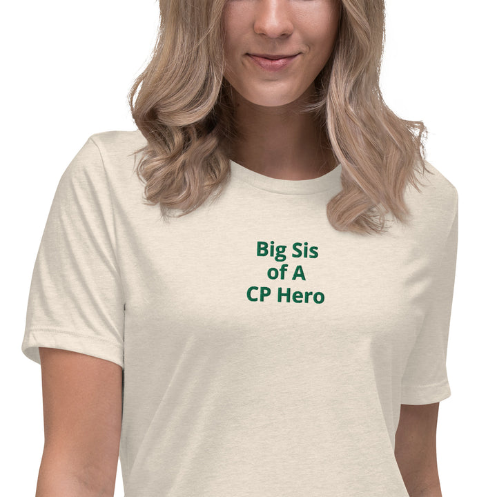 Entspanntes Damen-T-Shirt „Big Sis of A CP Hero“.