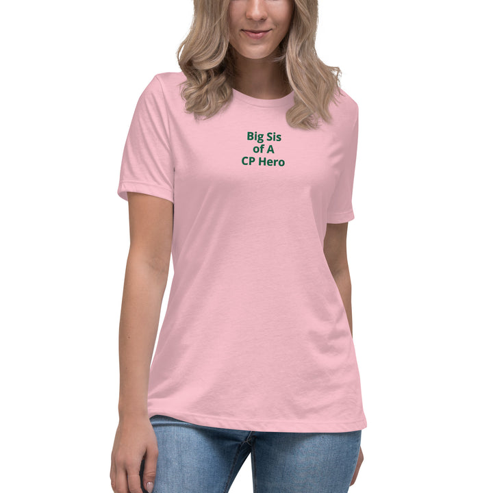 Entspanntes Damen-T-Shirt „Big Sis of A CP Hero“.