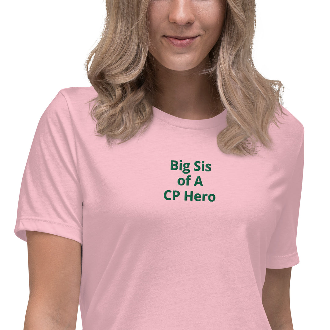 Entspanntes Damen-T-Shirt „Big Sis of A CP Hero“.